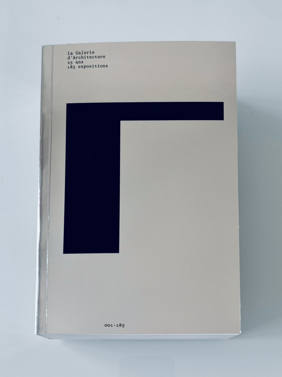 Le 24 avril 2025 a eu lieu la fête des 25 ans de la galerie.
Merci à tou.te.s d’être venu.e.s, nous avons passé une soirée inoubliable - merci !!!!
Pour l’occasion nous avons publié un ouvrage qui retrace les 185 exposition de ces 25 années. Il est disponible à la galerie.