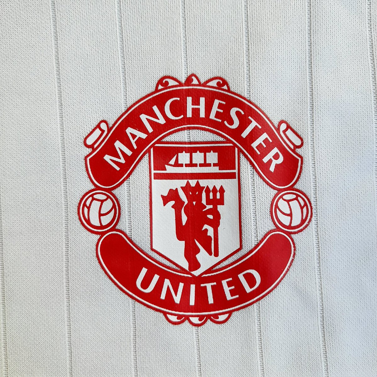 lelanglawas's tweet photo. #LawasReguler - Jumat, 25 April 2025

#Lawas2
Manchester United 2015 Training Shirt Player Issue
Size S (74x49)
Sponsor apparel crest Adizero Original aman
Apparel belakang stain tipis
Sizing pudar
Bobbles pulls berbulu https://t.co/9EdZY5xOfb