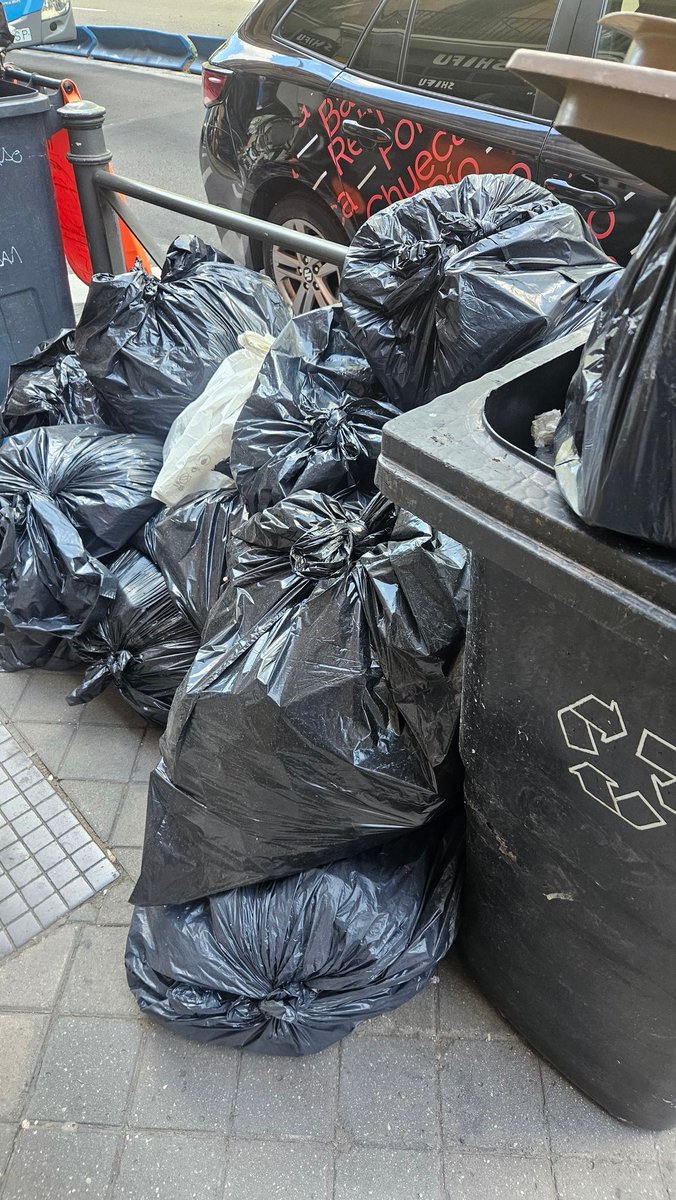 tato2010al's tweet photo. Una vergüenza desde el Lunes 21 de Abril Paseo del Prado sin recojidade basura @MADRID @ComunidadMadrid @IdiazAyuso @AlmeidaPP_ https://t.co/N30dJSn0HW