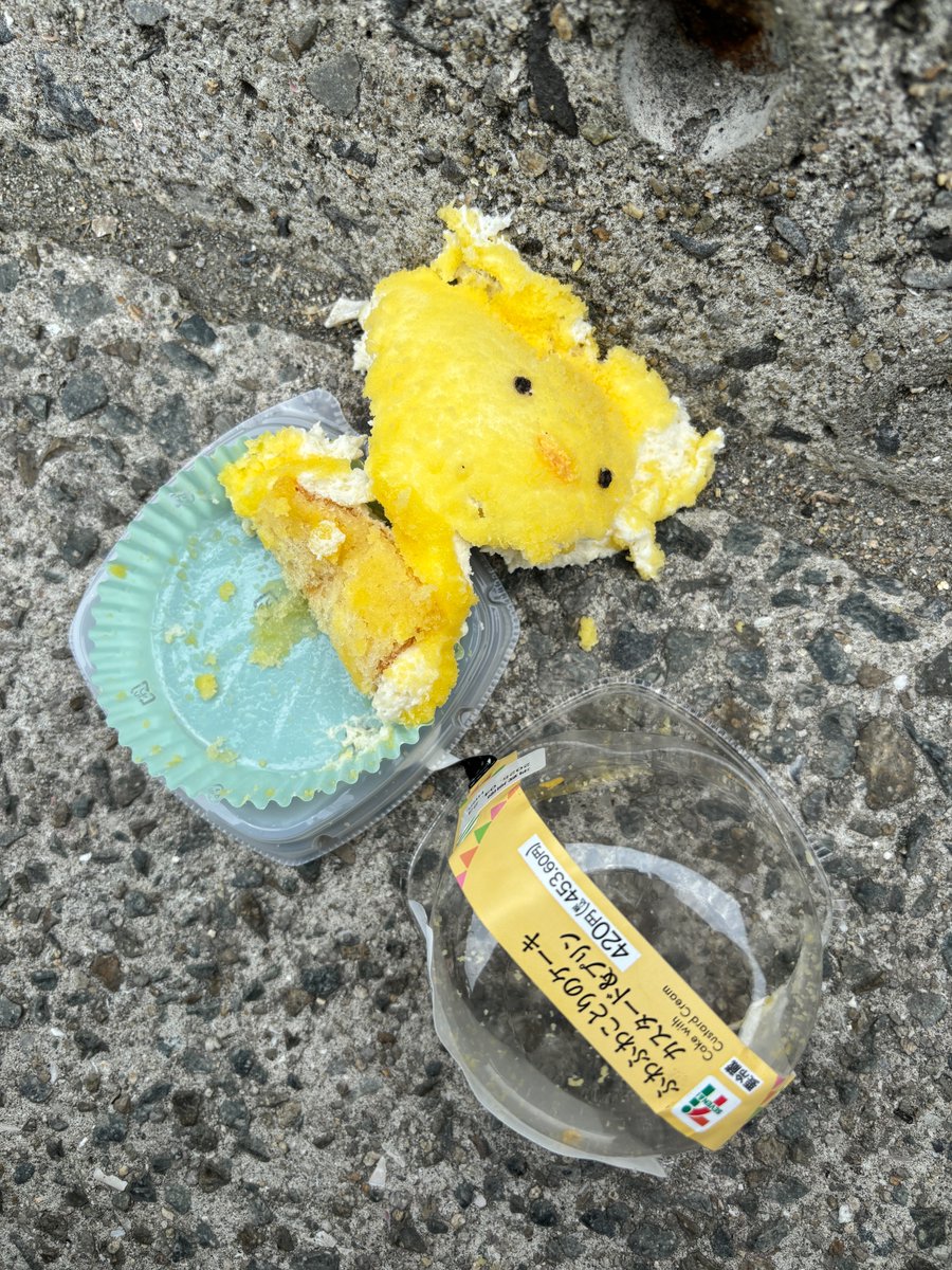 あまりに悲しいので、供養したい。
何が起きたかは４コマで想像してください。
ことりのケーキの悲劇。
めっちゃ叫んで、ちょっと泣いた。