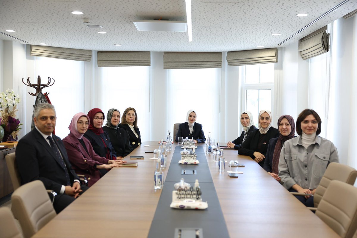 Aile ve Sosyal Hizmetler Bakanımız Sayın <a href="/MahinurOzdemir/">Mahinur Özdemir Göktaş</a> Göktaş, kurumumuzu ziyaret ederek Mütevelli Heyet Başkanımız Sümeyye Erdoğan Bayraktar, Yönetim Kurulu Başkanımız Sayın <a href="/avcanansari/">Av. Dr. Canan SARI🇹🇷</a> ve yöneticilerimizle bir araya geldi.

Yeni dönem için hayırlı olsun dileklerinde bulunan