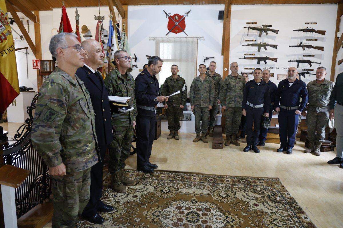COMGEMEL_ET's tweet photo. Con emoción y cariño, la Unidad Logística 24 despide al Subteniente José Manuel Lozano Sola, el último militar de la antigua escala de Mar en activo,  que pasa a la situación de reserva tras 44 años de servicio en la Compañía de Mar.
@COMGEMEL_ET
@MCANA_ET
@EjercitoTierra https://t.co/aAOoTRTuJF