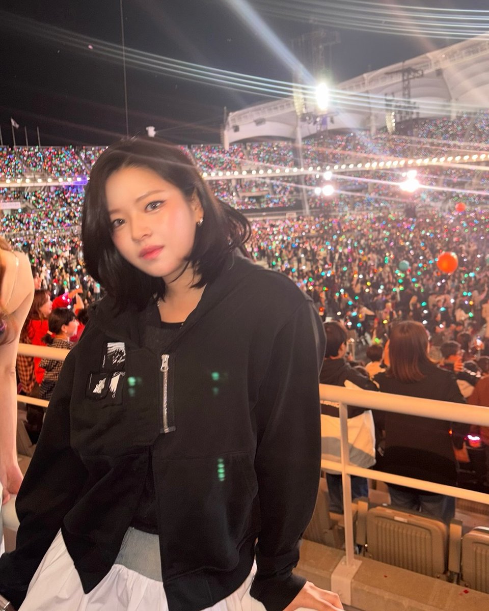 JEONGYEON AT COLDPLAY CONCERT SHE'S SO BEAUTIFUL