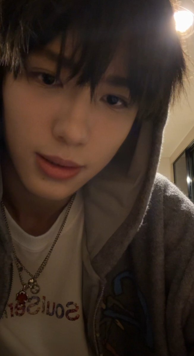 เรื่องราวรูมเมทชั้นAโอมาร์เล่าว่า ดรณ์ กับไทโอเวลาหิวจะชอบมาถามว่า หิวยัง เพราะทั้งสองคนยังไม่ได้ภาษา ยังไม่รู้วิธีสั่งเดริเวอรี่เลยต้องไปถามน้องว่าหิวยังโอมาร์พอได้ยินพี่ถามก็อ๋อเลยว่าพี่ๆหิวแต่สั่งไม่เป็น ตี๋เลยจัดการสั่งของกินมาให้  

#NexT1DE_Omar #NexT1DE_DORN #NexT1DE_THIO