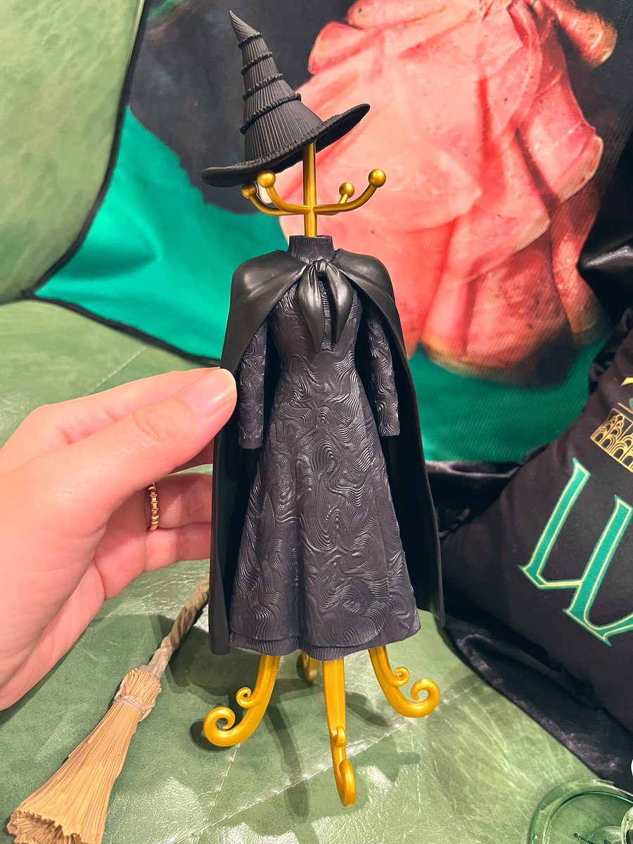 ウィキッド一番くじ、A賞アクセサリートルソー エルファバ。なんと言う