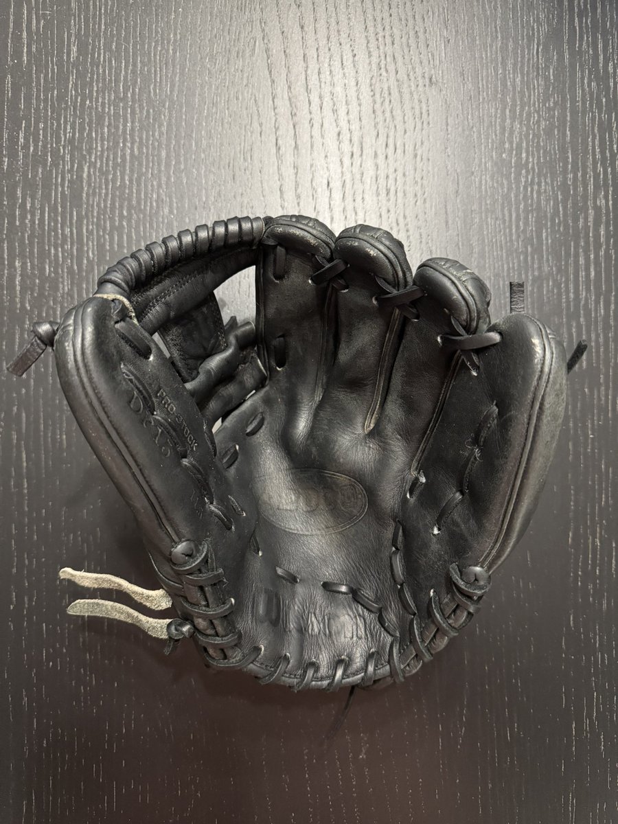 FixItFowler42's tweet image. A2000 full re-lace in black and conditioning. 48 hour turn around over Easter weekend! #FixItFowler @Starting9_37_ @skipMeyers17