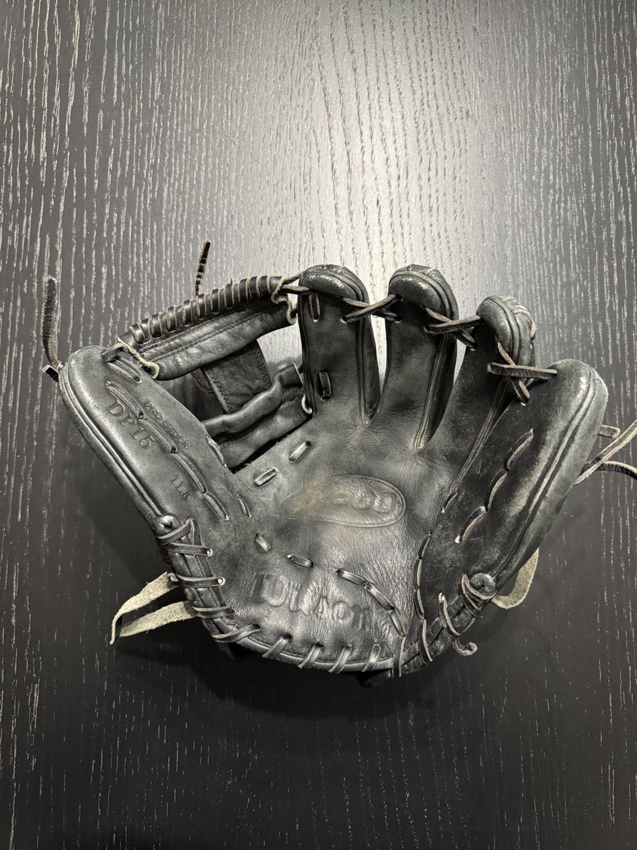 FixItFowler42's tweet image. A2000 full re-lace in black and conditioning. 48 hour turn around over Easter weekend! #FixItFowler @Starting9_37_ @skipMeyers17