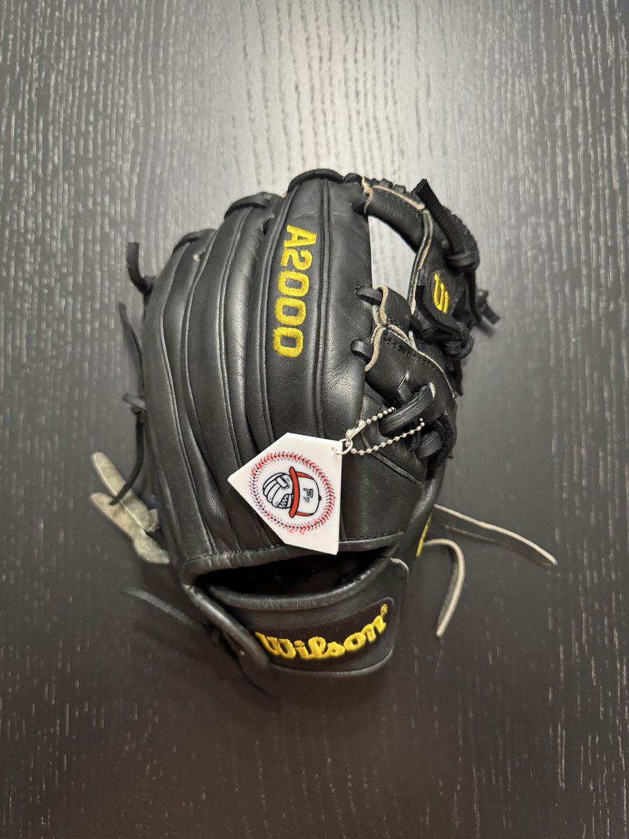 FixItFowler42's tweet image. A2000 full re-lace in black and conditioning. 48 hour turn around over Easter weekend! #FixItFowler @Starting9_37_ @skipMeyers17