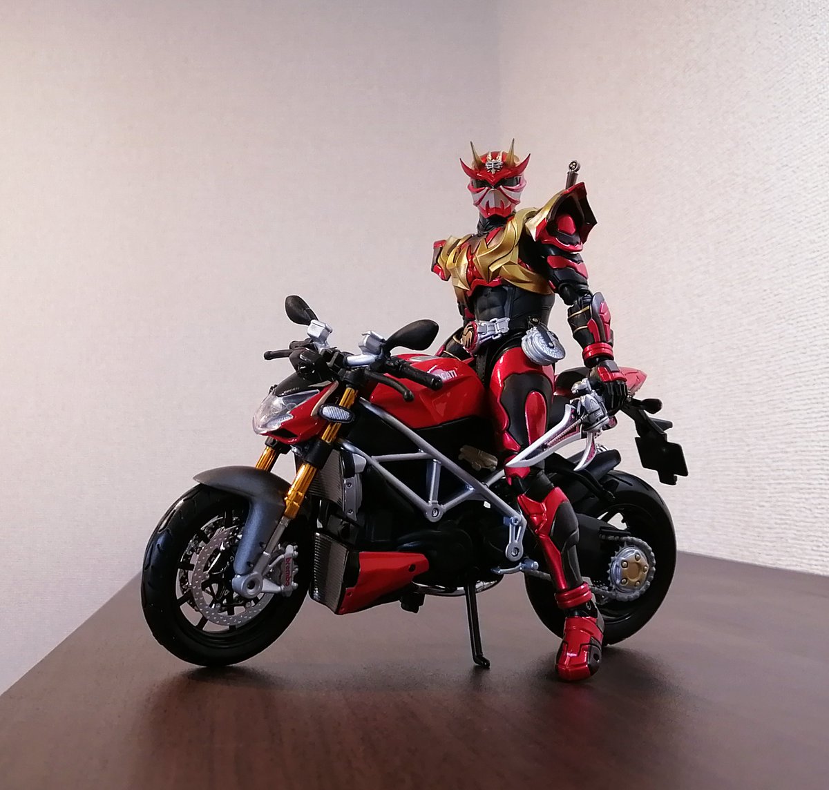 S.H.Figuarts（真骨彫製法）の仮面ライダー装甲響鬼。 意外とバイクが