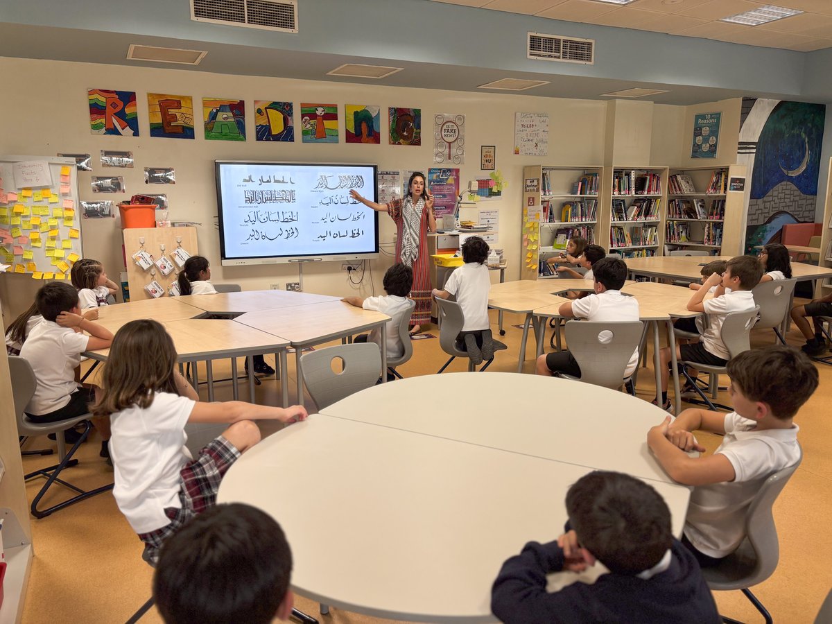 sekqatar's tweet image. Special moments from #BookWeek! 📚✨
Grade 2 students explored the art of Arabic calligraphy with a talented parent volunteer ✍️
Meanwhile, a #MysteryReader had another class laughing and guessing till the last page!
Thank you to our amazing parent community! 💛