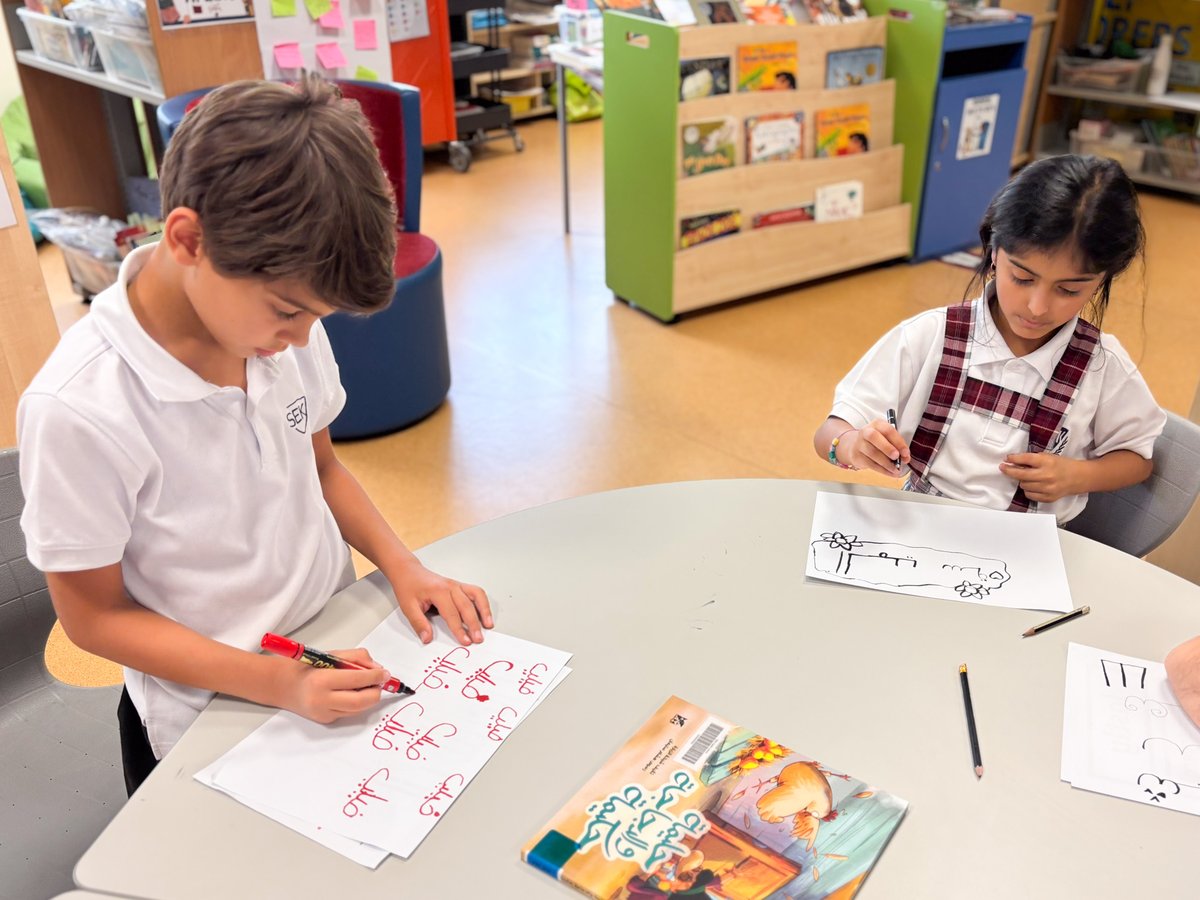 sekqatar's tweet image. Special moments from #BookWeek! 📚✨
Grade 2 students explored the art of Arabic calligraphy with a talented parent volunteer ✍️
Meanwhile, a #MysteryReader had another class laughing and guessing till the last page!
Thank you to our amazing parent community! 💛