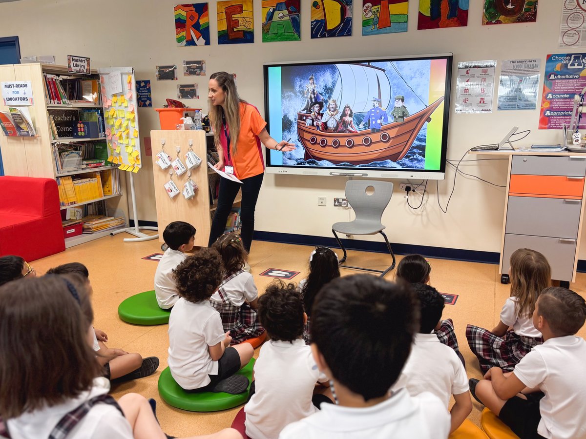 sekqatar's tweet image. Special moments from #BookWeek! 📚✨
Grade 2 students explored the art of Arabic calligraphy with a talented parent volunteer ✍️
Meanwhile, a #MysteryReader had another class laughing and guessing till the last page!
Thank you to our amazing parent community! 💛