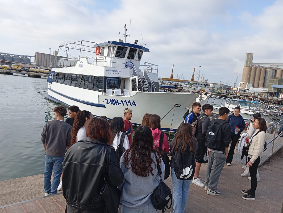 Avui l’alumnat de 2n de Gestió Administrativa ha visitat el Port de Tarragona i el seu museu. Hem fet una volta en golondrina per conèixer de prop les instal·lacions, molls i activitats portuàries.  buff.ly/dxNggsv