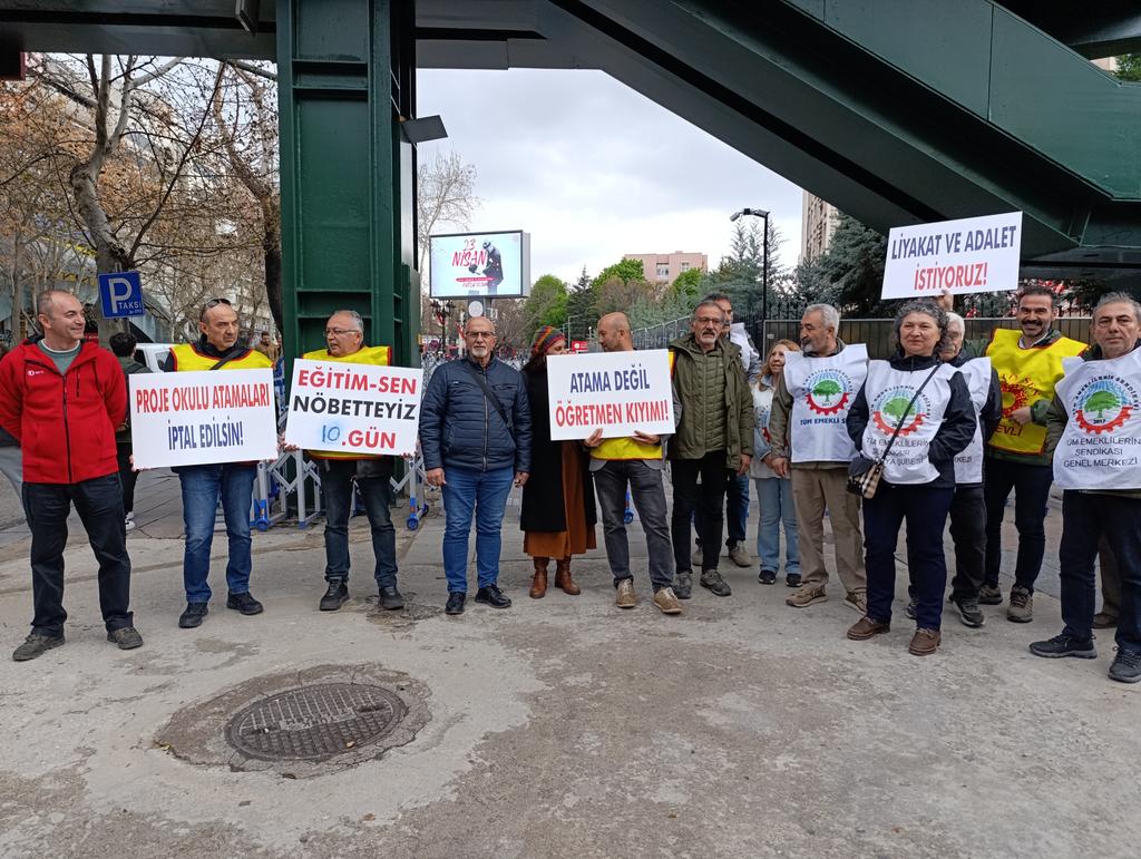 ZGulabi's tweet photo. Rejim şimdi de Eğitim-Sen üyesi öğretmenleri hedef almış. İmamoğlu'nun tutuklanması üzerine öğrencilerin sokaklara dökülmesini öğretmenlere kıyım yaparak ödetmeye çalışıyor. #OEğretmenAtamasındaKıyım  öğretmenlerimizin hak arayışlarını destekliyoruz @Liberalparti_TR 
#DirenÖğretmenim