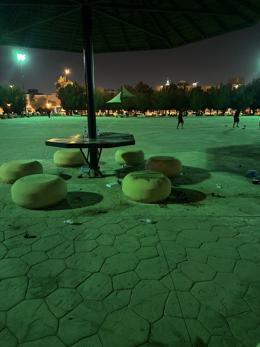 تمنيت أبدأ يومي بنشاط في حديقة نظيفة لكن الواقع كان محبط.. ثلاث حدائق في حيّ السلام بالرياض كلها مليئة بالنفايات رغم وجود سلال المهملات

هذا المنظر ما يليق في أسبوع البيئة ولا بأي يوم. الوعي مسؤولية والنظافة سلوك.

#أسبوع_البيئة
#البيئة_كنز