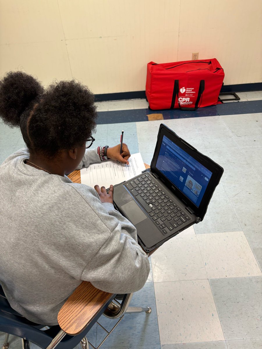 NNPSHPE's tweet image. Students at @gildersleevems learning about nutrition  🍎🥦 and the circulatory system 🫀 last week with Mr. Cretacci.

#middleschoolHPE #healtheducation #circulatorysystem