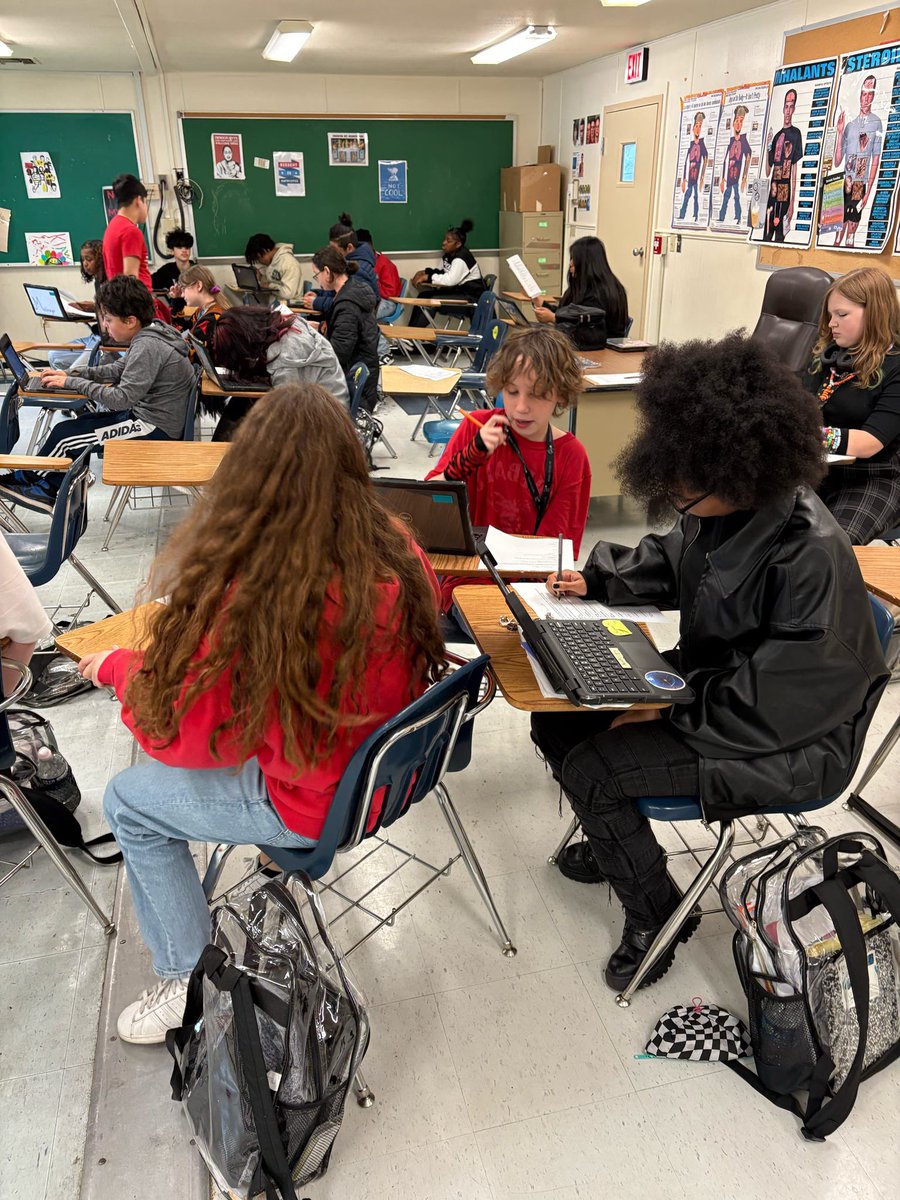 NNPSHPE's tweet image. Students at @gildersleevems learning about nutrition  🍎🥦 and the circulatory system 🫀 last week with Mr. Cretacci.

#middleschoolHPE #healtheducation #circulatorysystem