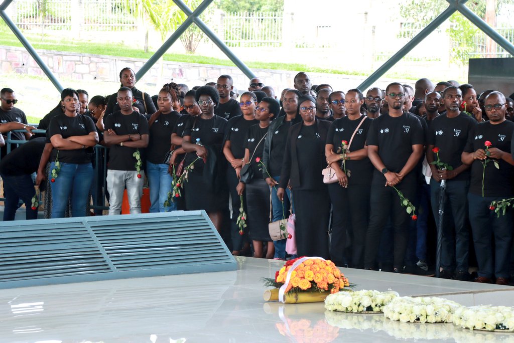 Bugesera District (@bugeseradistr) on Twitter photo #Kwibuka31: Uyu munsi, abakozi n’abayobozi ba <a href="/SanlamAllianzRW/">SanlamAllianz Rwanda</a>, basuye Urwibutso rwa Jenoside rwa Ntarama, banaremera Inka zihaka, imiryango 5 y'abarokotse Jenoside yakorewe Abatutsi batuye muri <a href="/NtaramaBugesera/">Umurenge wa Ntarama - Akarere ka Bugesera</a>.
Ni igikorwa cyitabiriwe n'Umuyobozi w'Imirimo rusange,<a href="/JNiyongaboR/">Jacques Niyongabo</a>. #Kwibuka31: Uyu munsi, abakozi n’abayobozi ba <a href="/SanlamAllianzRW/">SanlamAllianz Rwanda</a>, basuye Urwibutso rwa Jenoside rwa Ntarama, banaremera Inka zihaka, imiryango 5 y'abarokotse Jenoside yakorewe Abatutsi batuye muri <a href="/NtaramaBugesera/">Umurenge wa Ntarama - Akarere ka Bugesera</a>.
Ni igikorwa cyitabiriwe n'Umuyobozi w'Imirimo rusange,<a href="/JNiyongaboR/">Jacques Niyongabo</a>.