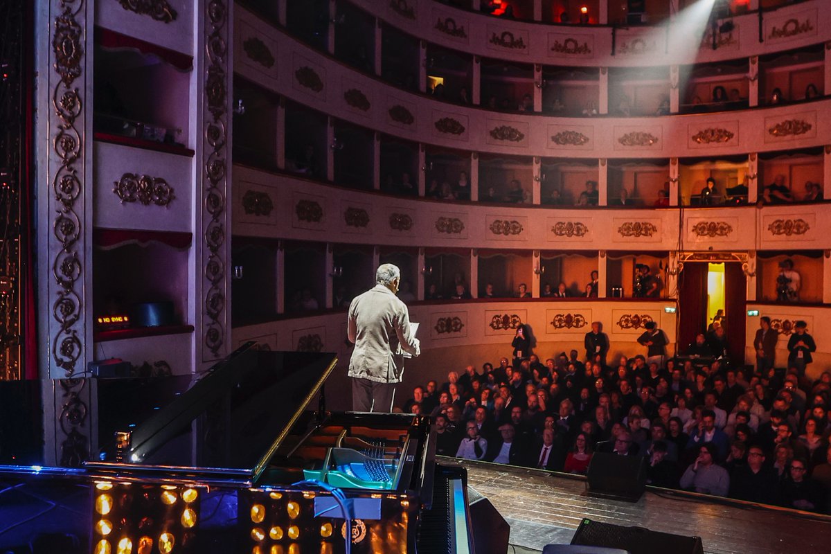 Musicultura (@musicultura) on Twitter photo In collegamento <a href="/MarcellaSullo/">Marcella Sullo</a> e <a href="/DuccioPasqua/">Duccio Pasqua</a>, sul palco <a href="/johnvignola/">John Vignola</a> :anche questβanno sono loro ad accompagnarci nella scoperta dei 1οΈβ£6οΈβ£ finalisti di #Musicultura2025, in diretta sulle frequenze di <a href="/Radio1Rai/">Rai Radio1</a> ποΈ In collegamento <a href="/MarcellaSullo/">Marcella Sullo</a> e <a href="/DuccioPasqua/">Duccio Pasqua</a>, sul palco <a href="/johnvignola/">John Vignola</a> :anche questβanno sono loro ad accompagnarci nella scoperta dei 1οΈβ£6οΈβ£ finalisti di #Musicultura2025, in diretta sulle frequenze di <a href="/Radio1Rai/">Rai Radio1</a> ποΈ