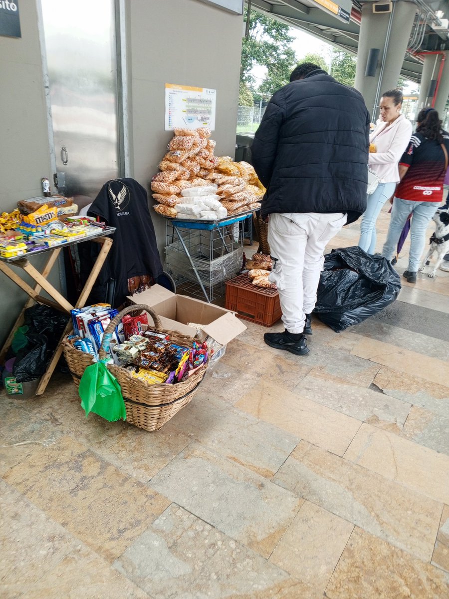 jupareyg's tweet photo. Si quienes están llamados a mantener el orden permiten a los vendedores ambulantes instalarse en El Portal de Suba, aumentado a diario el tamaño de sus puestos, demuestran  complicidad con el desorden y la inseguridad @TransMilenio @CarlosFGalan @PoliciaBogota @CityNoticiasTv https://t.co/bYFbFZGcQ4