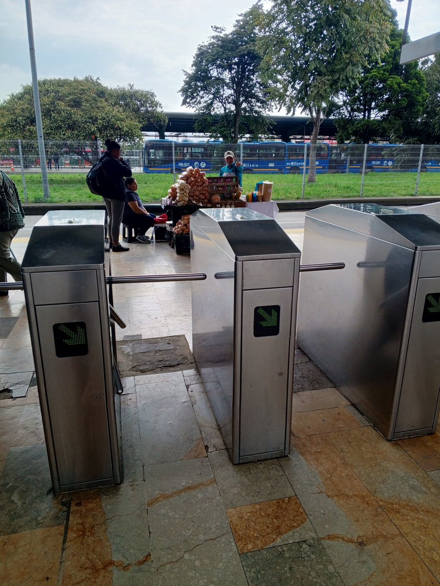 jupareyg's tweet photo. Si quienes están llamados a mantener el orden permiten a los vendedores ambulantes instalarse en El Portal de Suba, aumentado a diario el tamaño de sus puestos, demuestran  complicidad con el desorden y la inseguridad @TransMilenio @CarlosFGalan @PoliciaBogota @CityNoticiasTv https://t.co/bYFbFZGcQ4