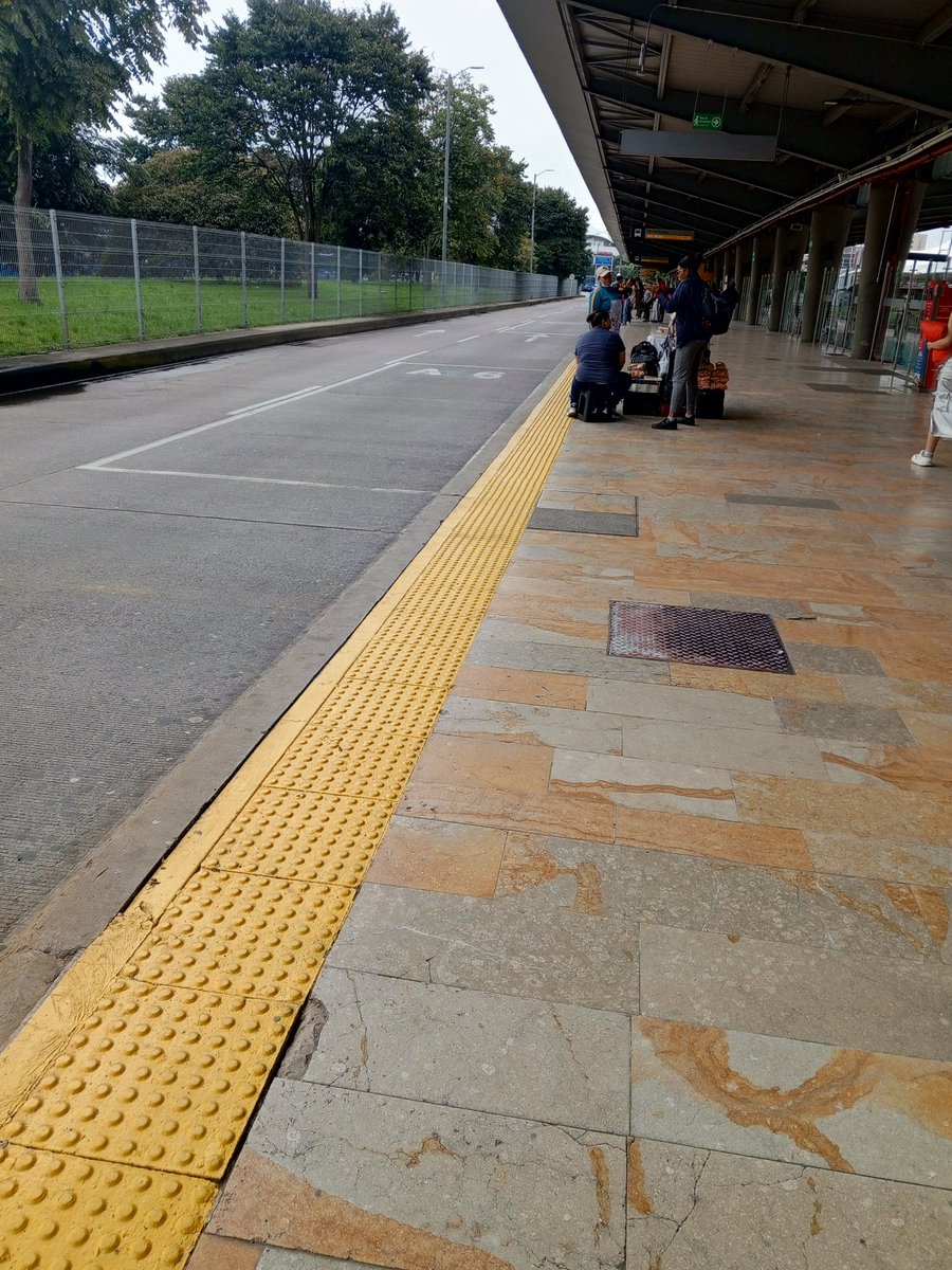 jupareyg's tweet photo. Si quienes están llamados a mantener el orden permiten a los vendedores ambulantes instalarse en El Portal de Suba, aumentado a diario el tamaño de sus puestos, demuestran  complicidad con el desorden y la inseguridad @TransMilenio @CarlosFGalan @PoliciaBogota @CityNoticiasTv https://t.co/bYFbFZGcQ4