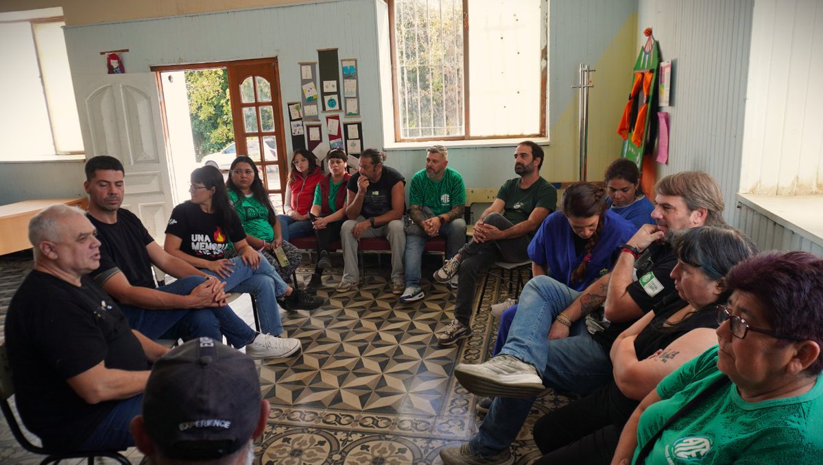 DanielCatalano_'s tweet photo. En la localidad de Uribelarrea visitamos el Hospital de Salud Mental Dr. Dardo Rocha, donde dialogamos con las autoridades y acompañamos a sus trabajadores, que están peleando por el pase a planta permanente y por mejores condiciones de trabajo. Un sector que, gracias a las políticas provinciales de Axel Kicilloff, logró crecer y sigue apostando por una salud mental digna.