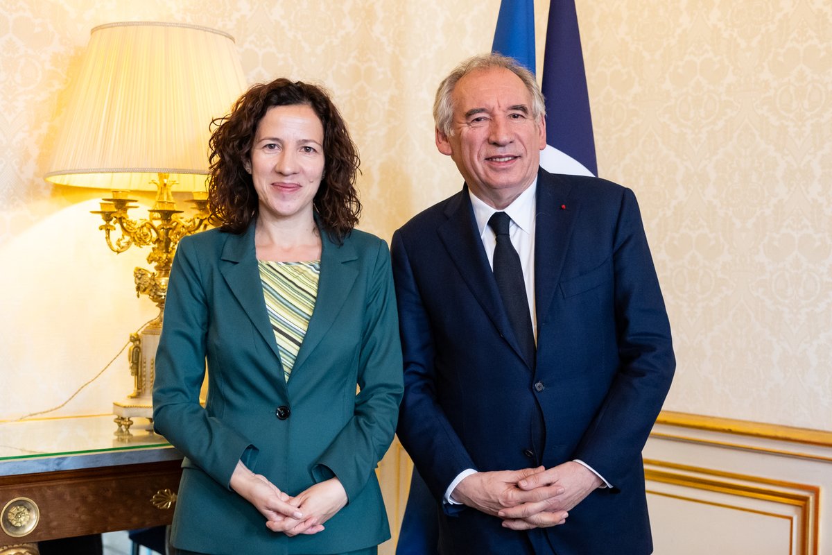 Matignon's tweet image. Le Premier ministre a reçu Roxana Minzatu, vice-présidente exécutive @EU_Commission. La mobilité des travailleurs et des étudiants, la coordination des régimes sociaux, les compétences stratégiques (IA, cybersécurité) et le soutien à l’investissement étaient au cœur des échanges.