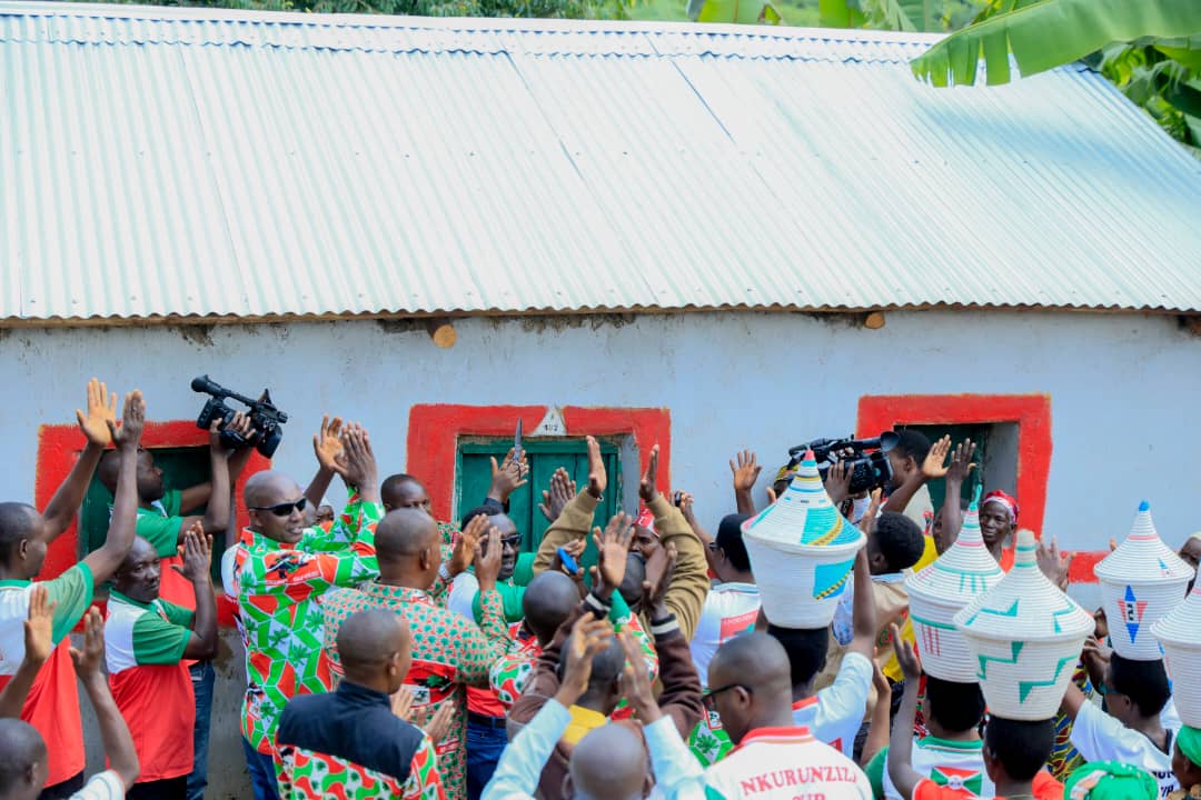 CnddB43209's tweet photo. #Cndd_FddBuhumuza
#Cndd_FddButaganzwaCommune
Kuru wa 25/4/2025 ubuserukizi bw'umugambwe #Cndd_Fdd muntara yagutse ya #Buhumuza bwari bwateye iteta Commune yagutse ya #Butaganzwa mugikorwa c'iteka co kwugurura inzu zasakawe muntumbero yo kurwanya nyakatsi kwi kaburimbi https://t.co/OKllaSKfI1