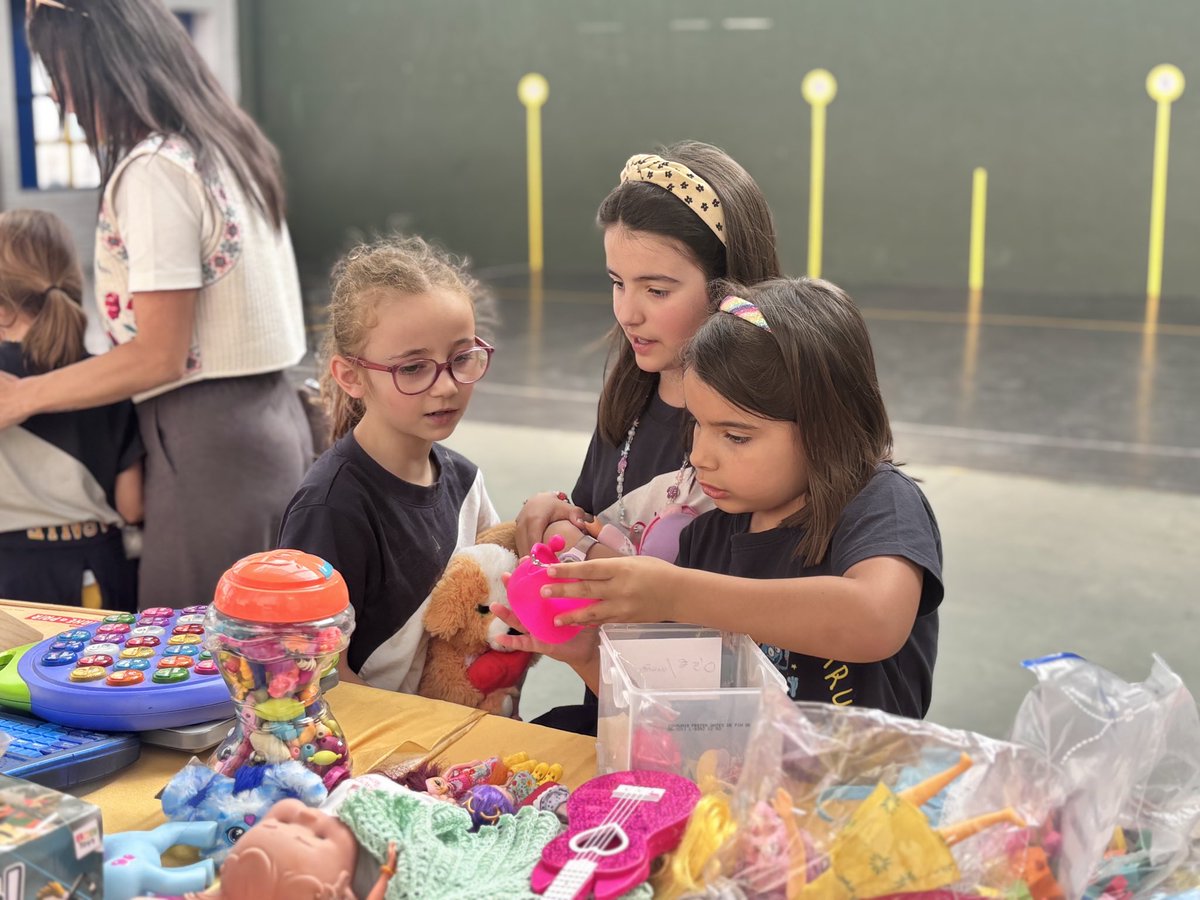 PRIMER DÍA DE MERCADILLO

Hoy nuestro tradicional mercadillo de PROYDE ha abierto sus puertas. Seguiremos la semana que viene con nuevos productos a la venta.

El lunes habrá talleres y manualidades de 17:00 a 17:30. 

¡Os esperamos!

#SemanaPROYDE2025 

<a href="/PROYDE/">PROYDE</a> <a href="/LaSalle_Burgos/">La Salle Burgos</a>