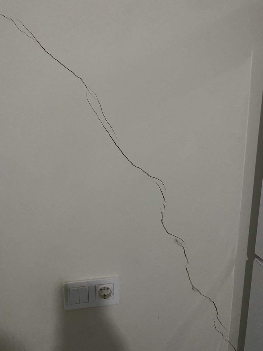 Ya aq şu duvarların haline bak. Artçıda böyleyse biz çoktan öldük aq mütahit senin eveliyatını s*kim  oe  #depremoldu #hissetik #SONDAKİKA #artçı #depremistanbul #Sallandık