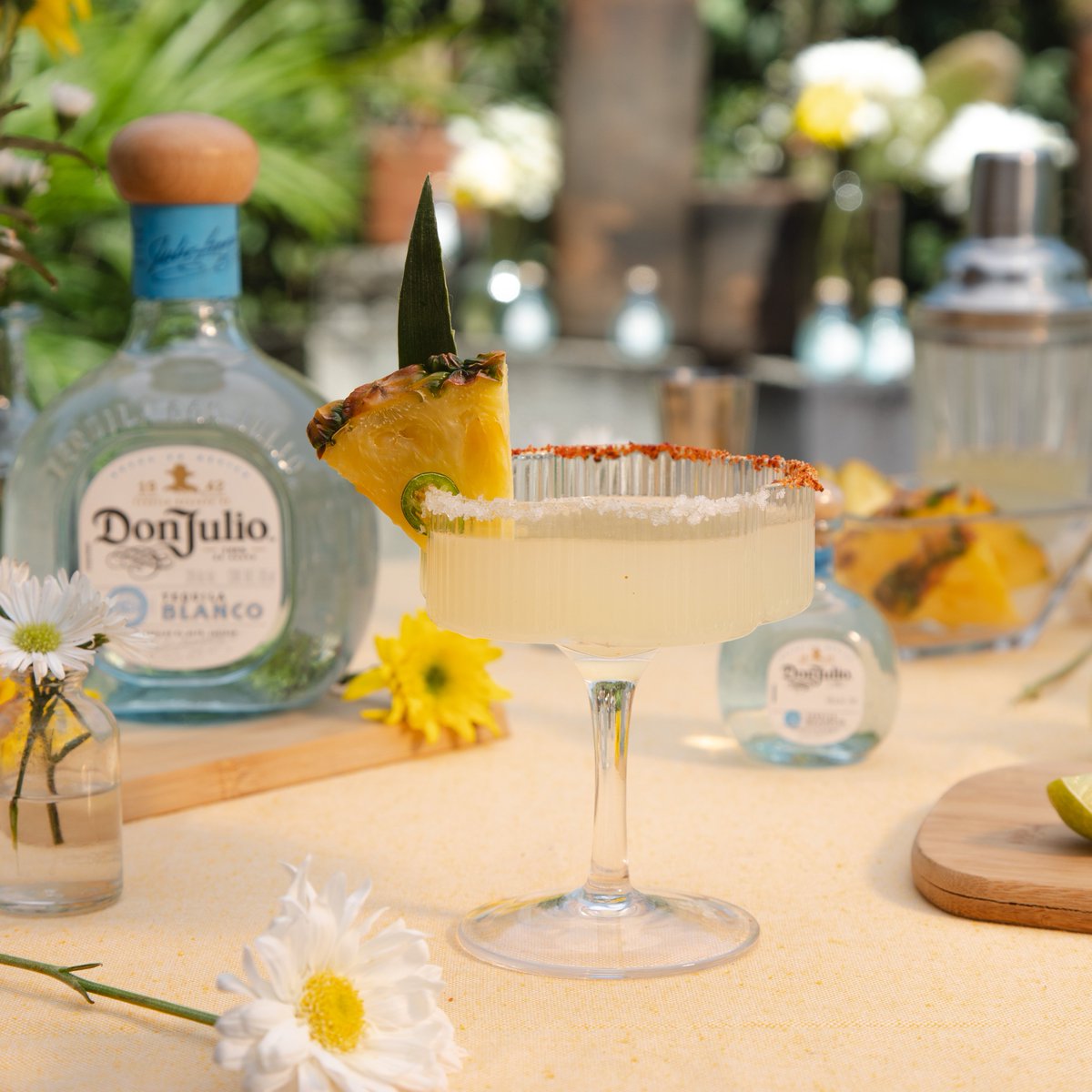 ¿Quién dijo que una margarita solo se toma? 🍹 Recetas con Don Julio Blanco + amigxs + mood veraniego = el plan perfecto.

¿Ya sabes cuál vas a preparar tú? 🌼 bit.ly/3Gs3lFZ