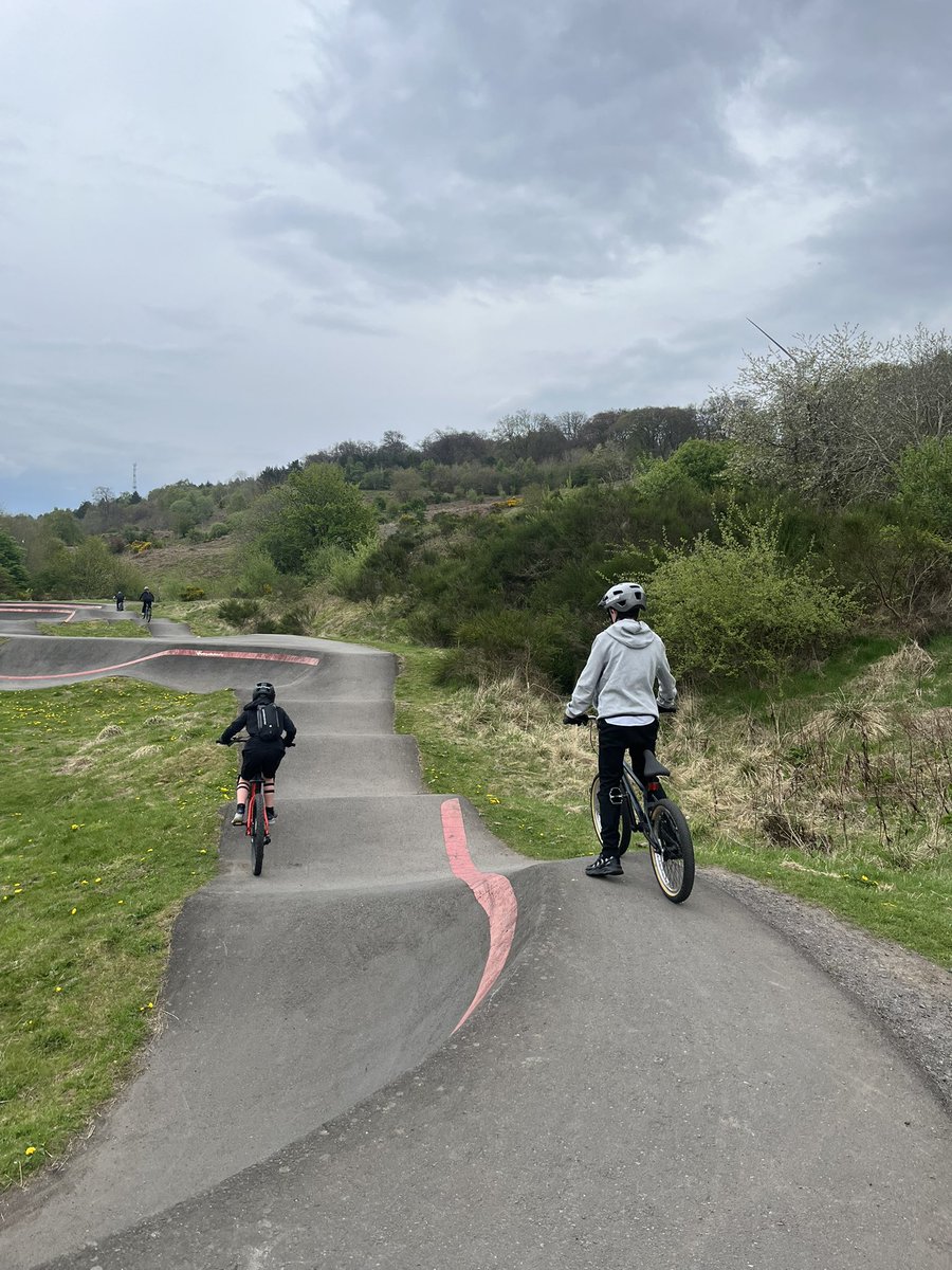 Bike Group out on the home turf (Pump Track) tonight, loving the weather and having a laugh whilst learning new skillzzz. Amazing having the track and trails so close to home. 🔥😎<a href="/YouthComplexCYC/">YouthComplex</a> <a href="/dmbins/">DMBinS</a> <a href="/ScottishCycling/">Scottish Cycling</a> <a href="/CyclingScotland/">Cycling Scotland</a>