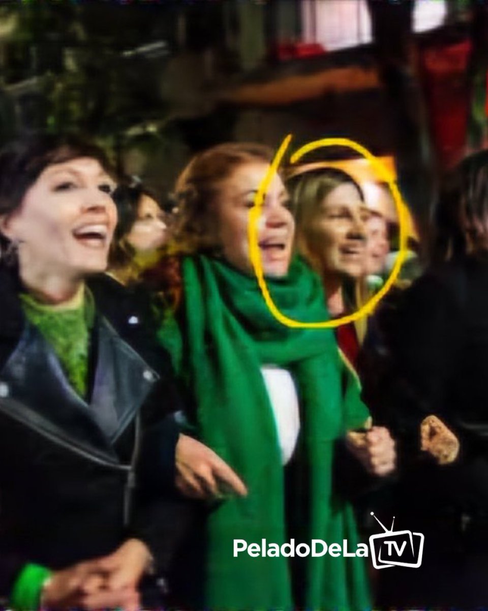 🚨URGENTE!! Se filtró foto de Lospenatto junto a su amiga la corruptísima Mayra Mendoza y no quiere que se viralice. Así que les pido a todos que por favor no le den RT, ni like, ni comenten y mucho menos la arroben. Hagan de cuenta que no vieron esta foto porque se enoja mucho