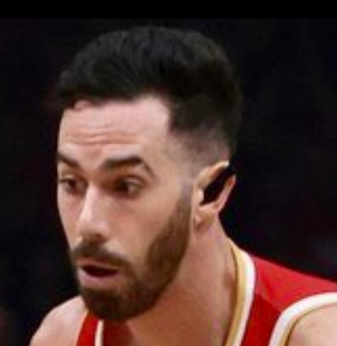 What is Luca Vildoza wearing on / in his left ear?
#EuroLeague