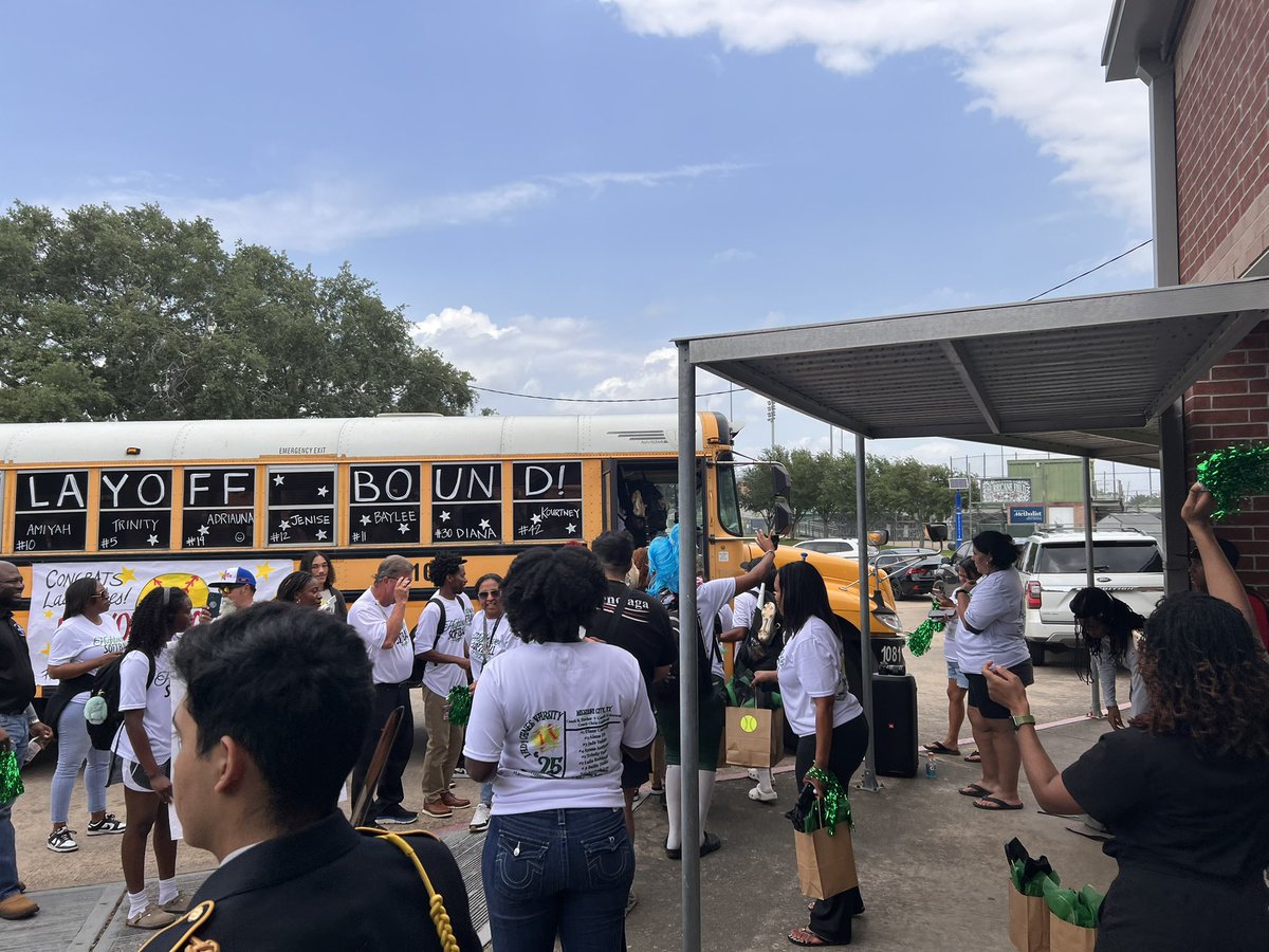 Sending off Softball in style! Good luck girls and Staff🤘🥎