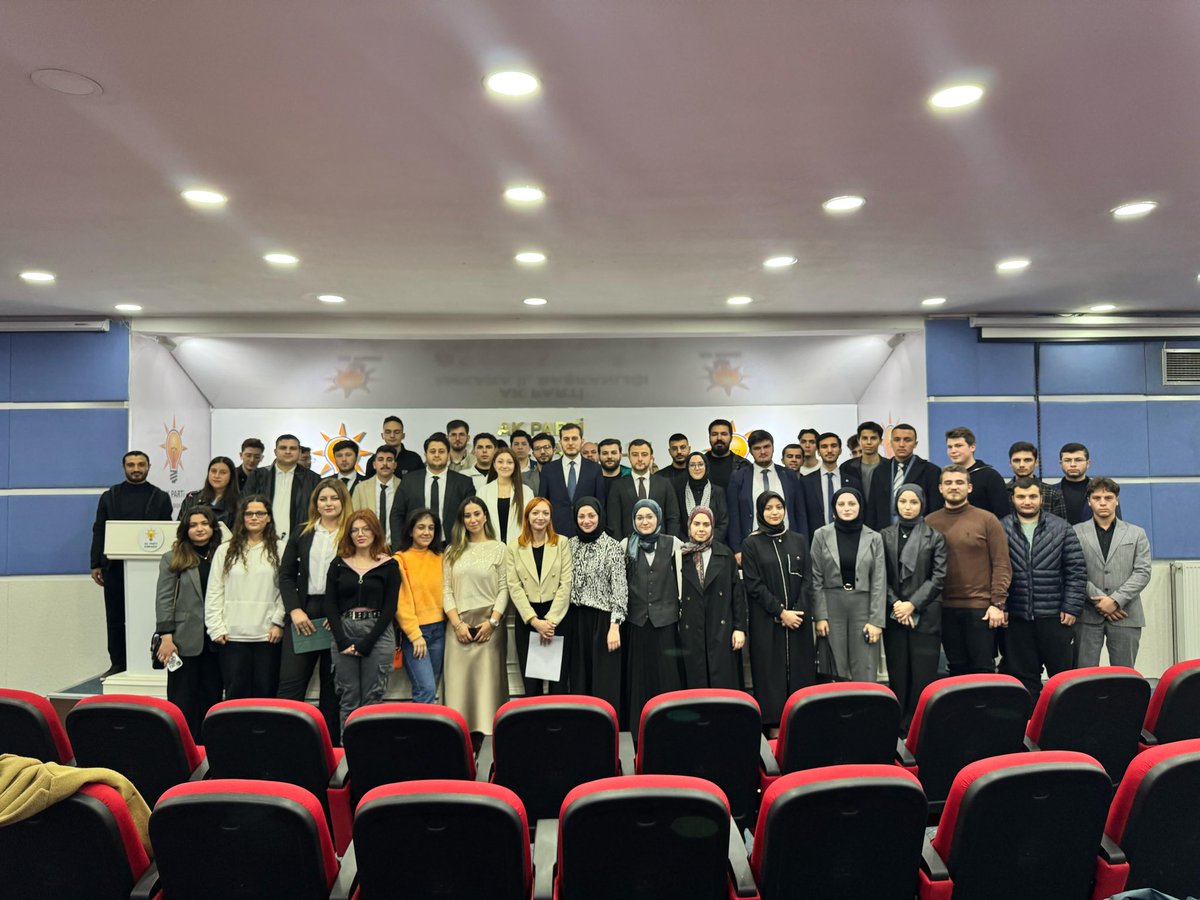 ÜniAK Ankara olarak haftalık olağan yönetim kurulu toplantımızı Genel Merkez ÜniAK Başkanımız Fatih Aydemir eşliğinde gerçekleştirdik.🙌

Genciz inanıyoruz, geleceğe yön veriyoruz!😎