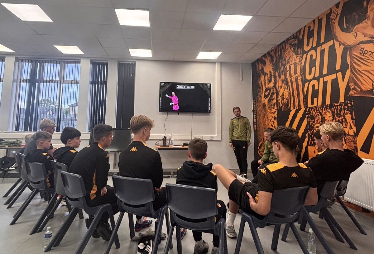 chrisbutt97's tweet photo. Good to follow up on our first GK specific psychology workshop last night, delving deeper into the behaviours associated with our selected psychological attributes &amp; finishing with tasks to help inform the boys IDP’s leading into next season 🧠🧤 https://t.co/AOO6wA8En0