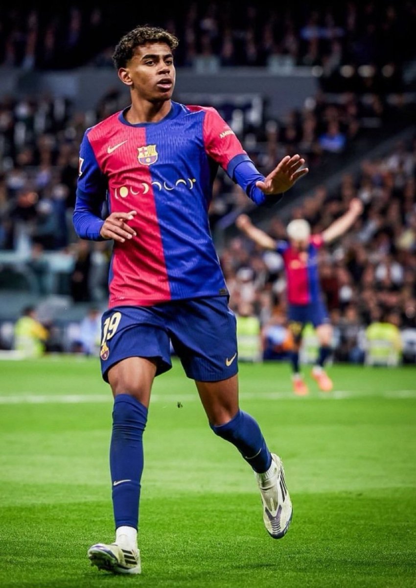 سؤال يحتاج لأكثر من إجابة
لماذا يلجأ نادي ريال مدريد الى اسلوب خلق المشاكل  مستخدما وسائله ، خاصة قبل يوم من خوضه مباراة الكلاسيكو مع نادي برشلونة لأسباب باتت معروفة للجميع ومن بينها .
خوفه من فضيحة الخسارة القاسية ، فقدانه لرصيده الجماهيري ، ارباك الدوري الاسباني ، ومن ثم