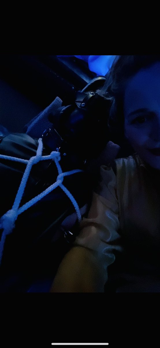 Im Dunkeln ist gut munkeln… wir hatten viel Spaß. Das #Rubberstück und ich.
#mistress#bdsm#fetish#Bondage#Latex#roleplay#cbt#keuschhaltung