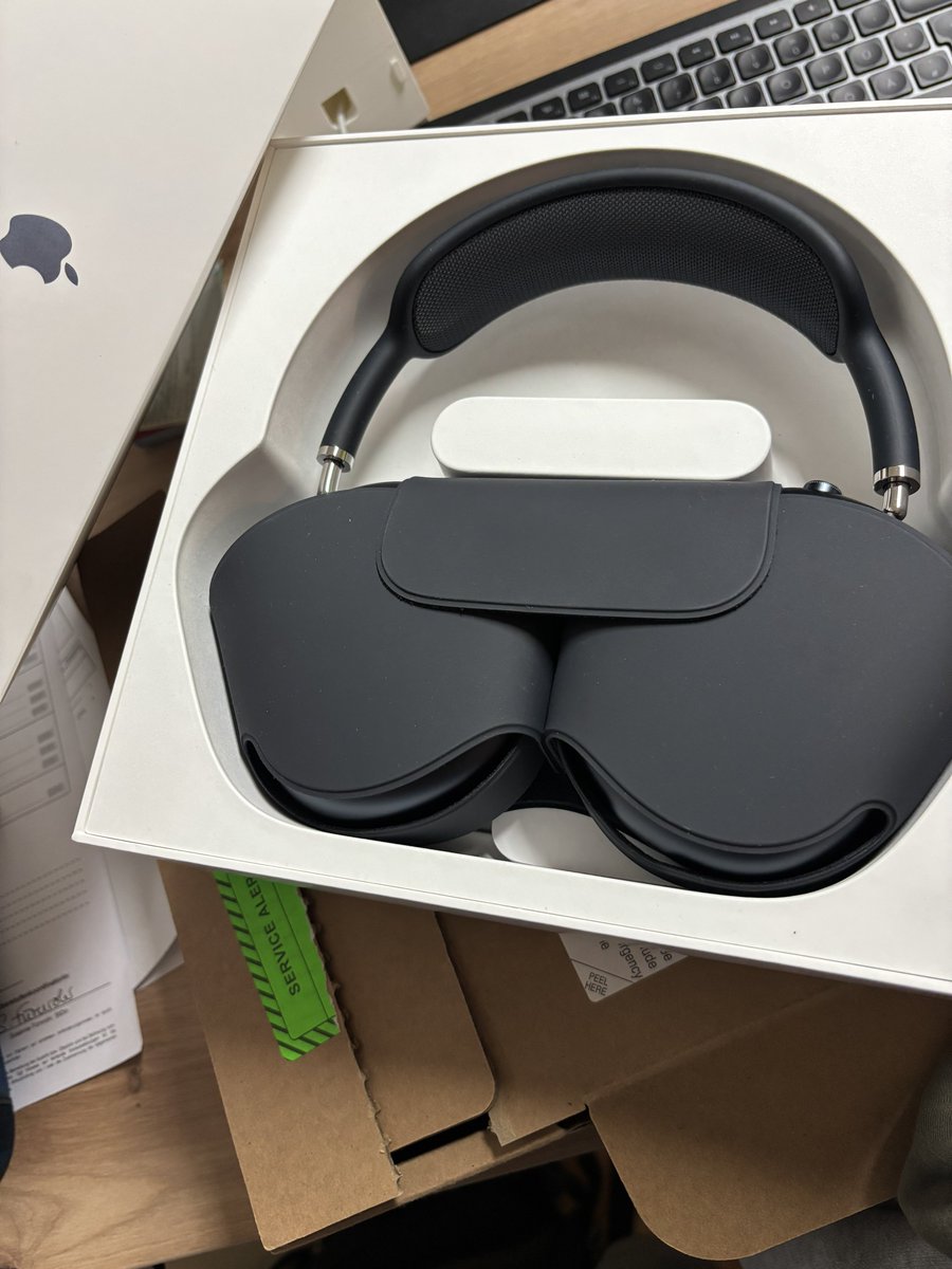 CustusFox's tweet image. Look what arrived today 🥳
#swiftstudentchallenge
