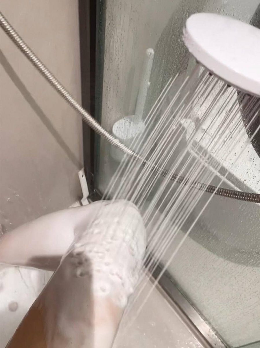 When I take a warm shower when I'm tired from work, the fragrance refreshes me 🌸🚿