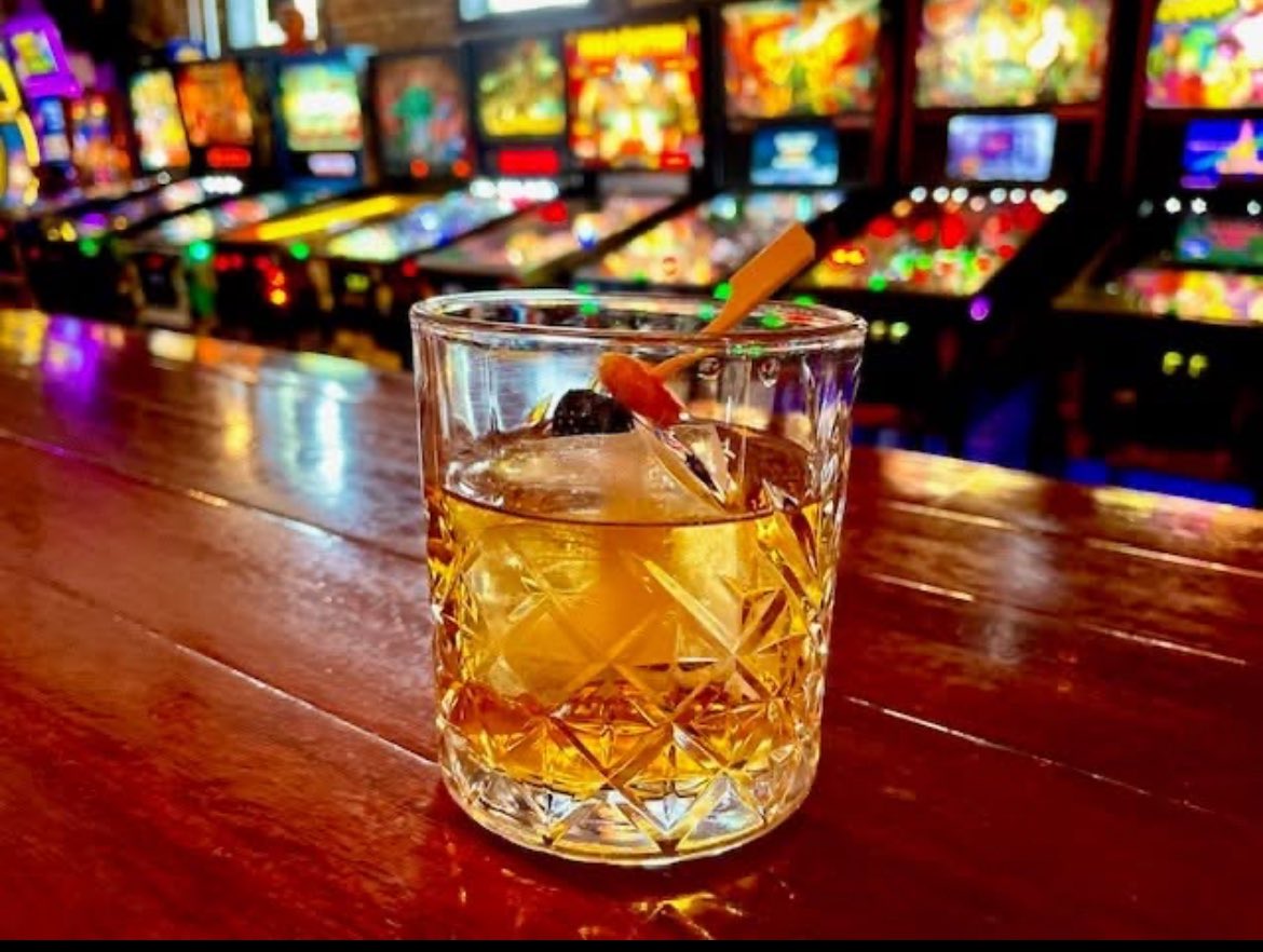 theRIPH's tweet image. Hey, cocktail lovers! We open at 3pm and are ready to serve you your favorite drinks in Blue Island. 
Join us for a refreshing escape and great company. 
See you soon! 
💙🍺🥃💙
 #BarTime #GoodDrinks #JoinTheFun