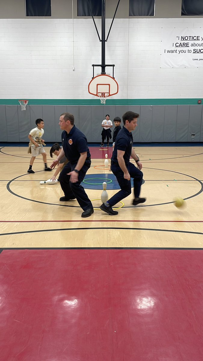 BoPhillips10's tweet photo. Another Project C.L.A.W.S. guest today. Today we welcomed EGVFD members Vinnie and Patrick who spoke to students about what it means to be a leader and part of a team then joined in on today’s fun. Thank you EGVFD. @D59SaltCreek @EGTownship #ProjectCLAWS #D59PE @MrsMetcalf_PE https://t.co/crAlzdu06J