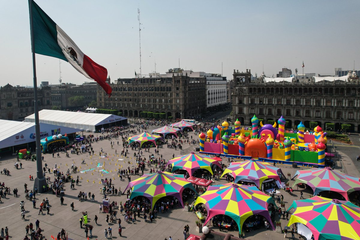 ClaraBrugadaM's tweet photo. Del 25 al 30 de abril, no se pueden perder el #ZocalitoDeLasInfancias. Con la participación de 22 dependencias del @GobCDMX, tendremos 42 presentaciones artísticas y culturales gratuitas; tres mega inflables, tirolesa, exposición de réplicas de dinosaurios del Museo del Desierto de Saltillo, piezas de dinosaurios fluorescentes por primera vez en México, 227 talleres, tres funciones de lucha libre, más de 30 actividades deportivas, vagón de la ciencia, simulador de sismos, camión de bomberos, patrulla y más que las y los niños de la ciudad se diviertan.