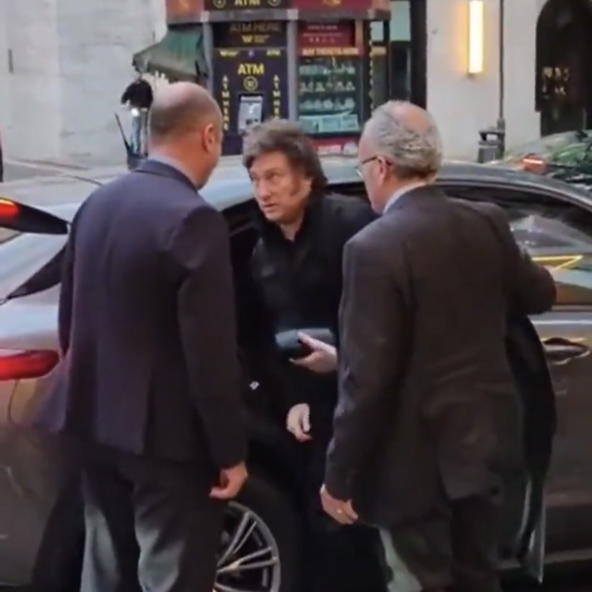 El presidente de Brasil dándole el ultimo adiós al Papa  //  El presidente de Argentina llegando tarde y perdiéndose el funeral