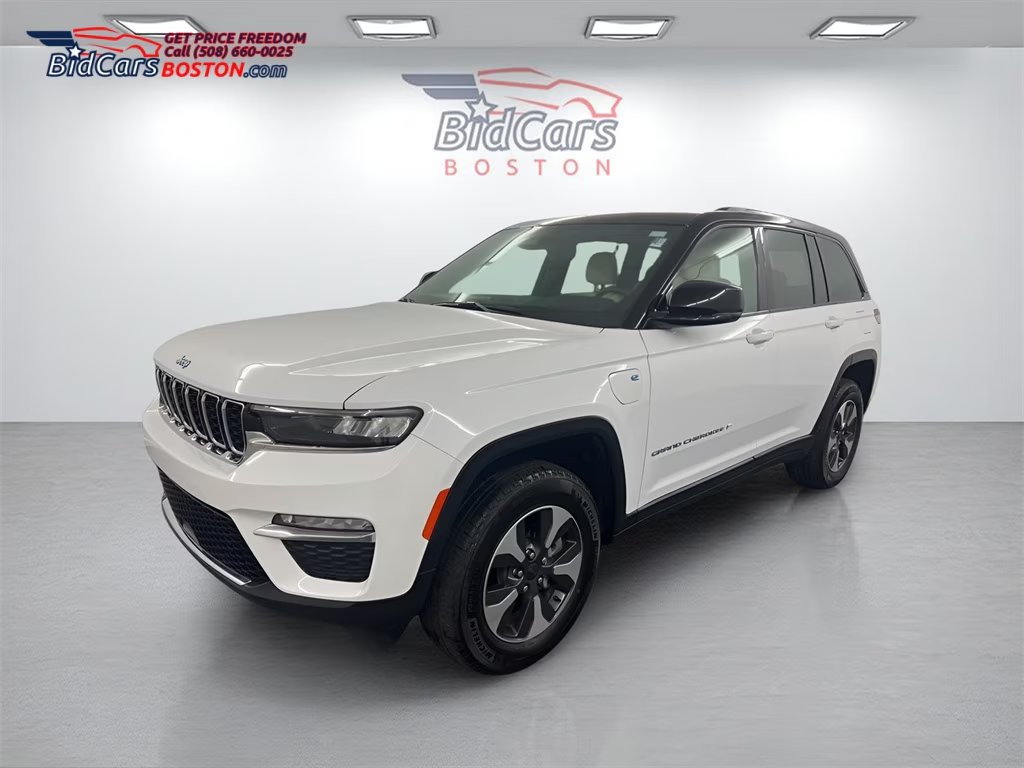 BidCarsOfficial's tweet photo. GM, Boston! 🌞 69°F &amp; sunny—perfect for a Jeep Grand Cherokee AWD spring cruise! Hit the Public Garden or just enjoy the breeze.

Spring into Drive at BidCarsBoston—visit Walpole &amp; follow for Beantown deals!

#BostonSpring #SpringIntoDrive #BidCarsBoston #BostonCars https://t.co/S54X0jhNnN