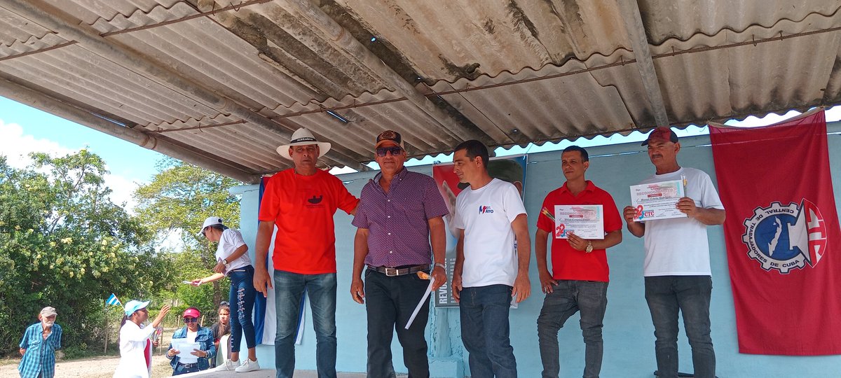 Osner8502's tweet photo. Con la fuerza de la unidad que caracteriza a cada cubano se realizó desfile en la comunidad de Tranquera #CautoCristo #PorCu https://t.co/VjzE3WLfxW