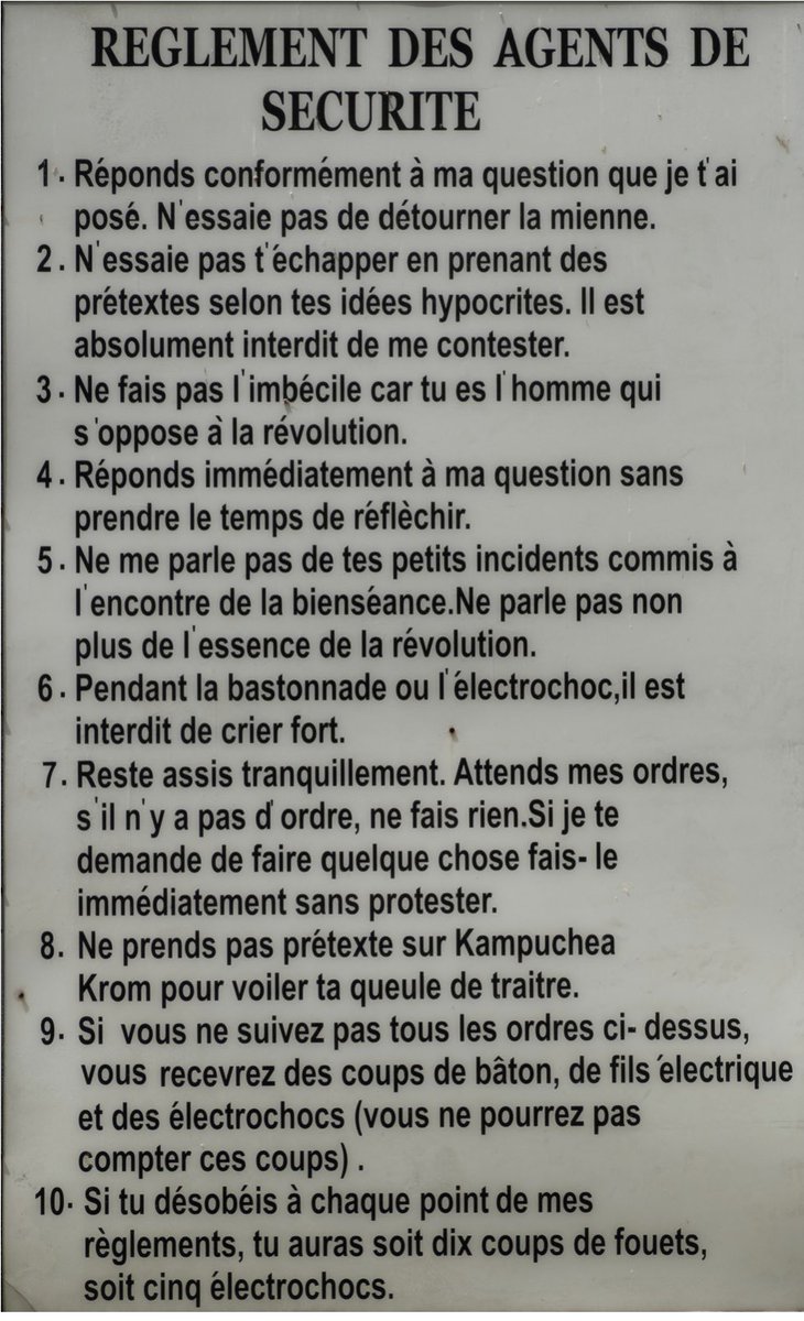 Le règlement pour les gardiens de la prison S-21 à Phnom Penh, camp de concentration et d’extermination du régime de Pol Pot au Cambodge. 
« Il vaut mieux tuer un innocent que laisser un coupable en vie » 
N’oublions jamais 
#GenocideCambodgien #KhmersRouges #PolPot #S21 #Duch