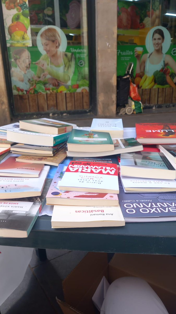 ✨ O mércores estivemos en Barcelona festexando o Sant Jordi, cun posto de noso a cargo do noso compañeiro Moisés. 

Que nunca nos falten nin os libros nin as flores! 🌹📖
